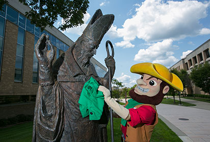 Missouri S&T mascot standing next to a statue. Links to Gifts That Pay You Income
